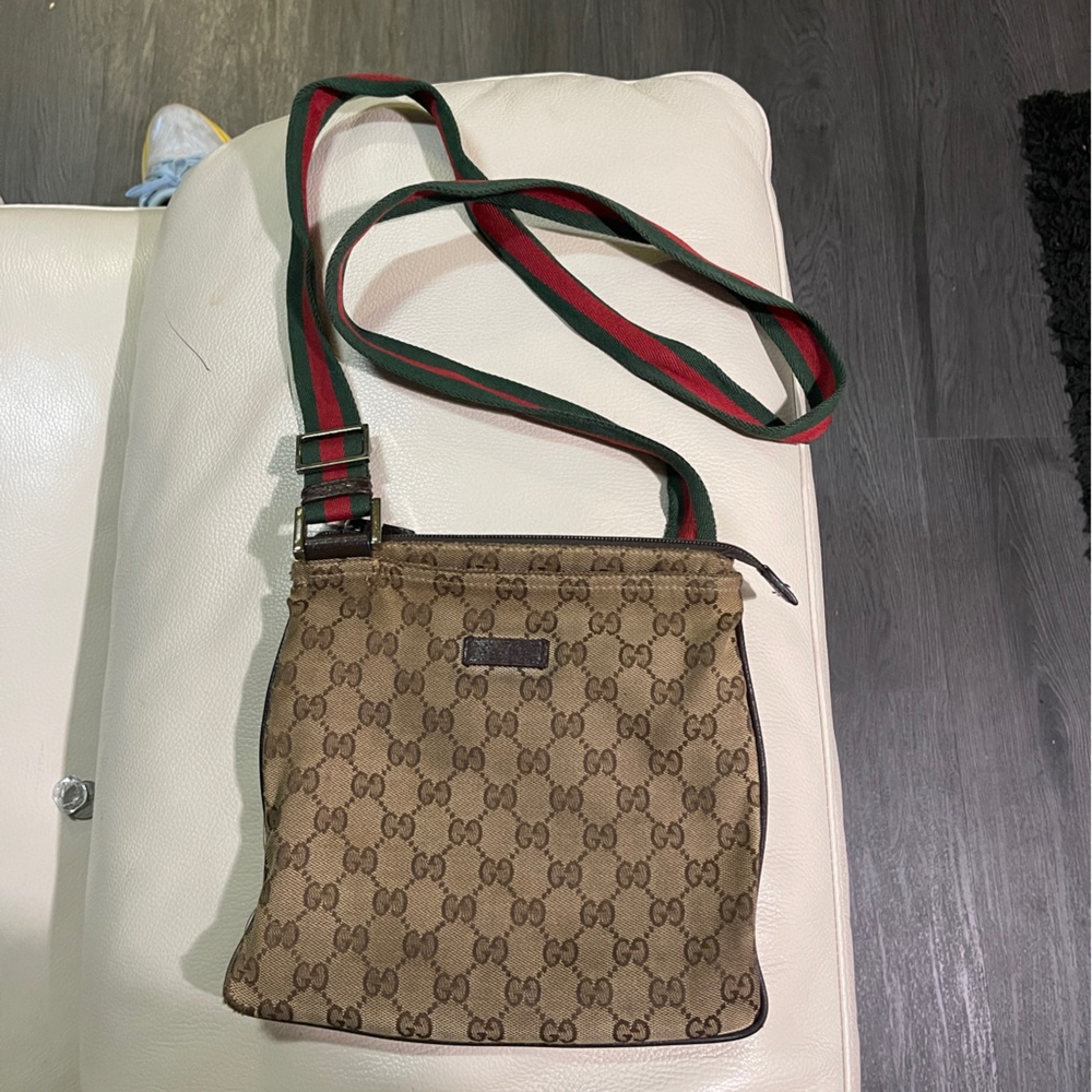 ❌❌SOLD❌❌ Authentic Gucci Canvass Monogram Cross Bodybag GUC